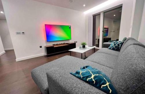 Nine Elms Apartment | Unique 3BR 3BATH Townhouse Duplex SmartHome