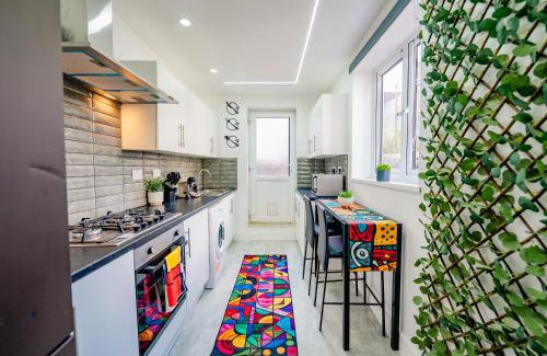 Roath House | Unique and Bright 6 Bedrooms Home Retreat - Fast WiFi - Close to Amenities