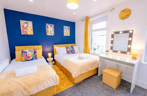 Roath House | Unique and Bright 6 Bedrooms Home Retreat - Fast WiFi - Close to Amenities