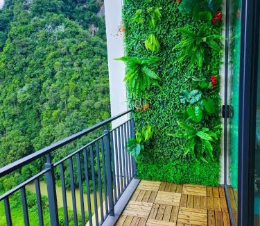 Ulu Kinta Apartment | Unique Boho Style Condo with NETFLIX for up to 5PAX - Enjoy Mountain View while swimming at the Infinity Pool & Natural Hotspring Pool, 2mins walk to the Lost World of Tambun, Water Themepark at IPOH