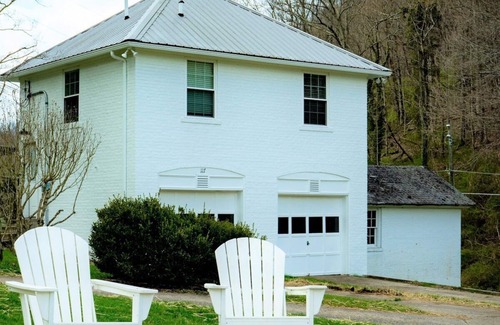 Tazewell Apartment | Unique Carriage House on beautiful Litz Mansion grounds, Tazewell VA