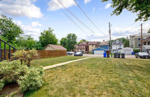 Summit - University Apartment | Unique cheerful unit in Historical St. Paul!