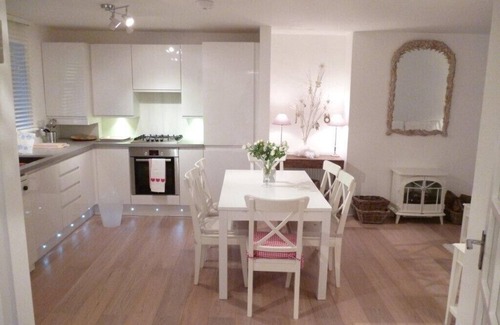 Holland Park Apartment | Unique location - quiet, CLEAN, light and spacious ground floor apartment