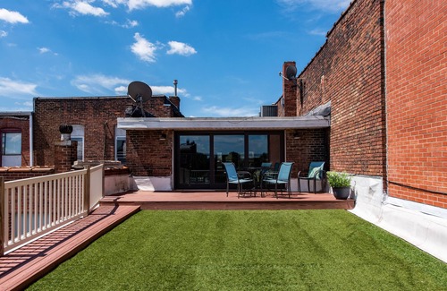 New Albany House | Unique Loft in Downtown NA, Walk to Dinner & Shops, Poker Table, Bikes & Garage