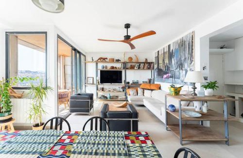 Hotel-de-Ville Apartment | Unique Panoramique View Design, Sunlight & Dream