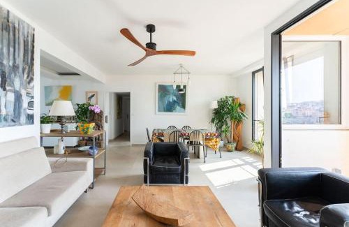Hotel-de-Ville Apartment | Unique Panoramique View Design, Sunlight & Dream