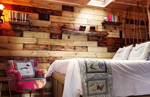 Robertsbridge Cabin | Unique 'shack' cabin, BBQ, fire pit, dog-friendly, 1066 Country High Weald AONB