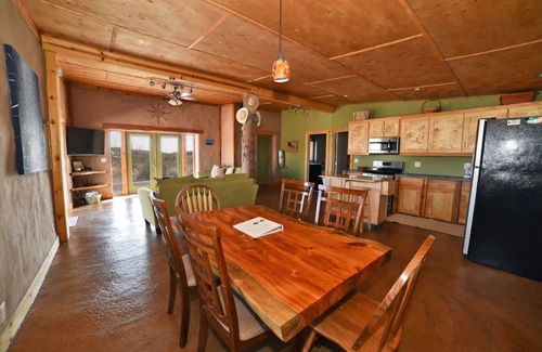 El Paso House | Unique Strawbale home Stunning Mountain Views/Sunsets Stargazing