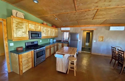 El Paso House | Unique Strawbale home Stunning Mountain Views/Sunsets Stargazing