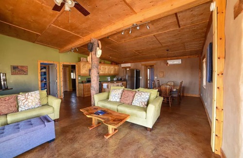 El Paso House | Unique Strawbale home Stunning Mountain Views/Sunsets Stargazing