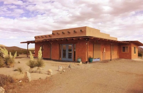 El Paso House | Unique Strawbale home Stunning Mountain Views/Sunsets Stargazing