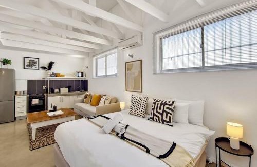 Three Anchor Bay Apartment | Unique Studio Close to Promenade