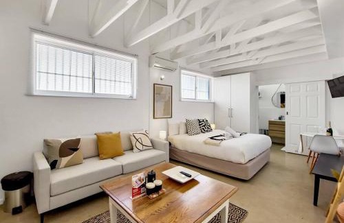 Three Anchor Bay Apartment | Unique Studio Close to Promenade