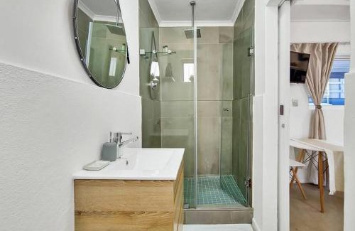 Three Anchor Bay Apartment | Unique Studio Close to Promenade