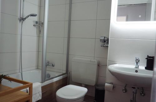 Goethestraße Apartment | unique - suite - balkon - küche
