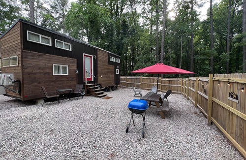 North Raleigh House | Unique Tiny Home Escape! Fully Equipped & Relaxing, Privacy-Fenced Outdoor Space