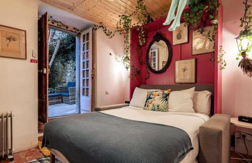 Sintra House | Unique Tiny Smart Home with Private Garden, Jacuzzi, PS5, Cinema Projector - Sintra WOW