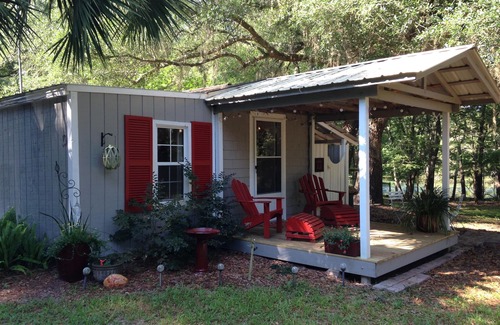 Fanning Springs Cottage | Unique Waterfront Small Cottage