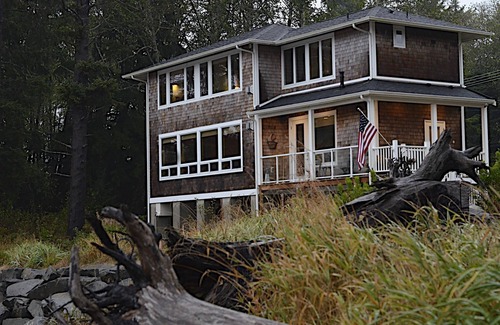 Pacific Beach House | Unique waterfront Beach House with incredible view.