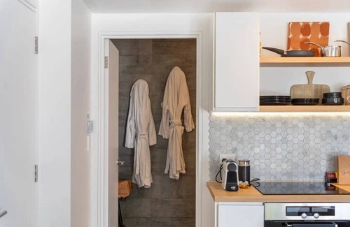 Bilgola Beach Apartment | Uniquely Decorated Hillside Room Overlooking Bilgola Beach