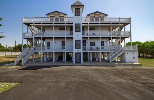 Liberty Hill House | Unit 7 Boho 2-Bedroom Unit by San Gabriel River!