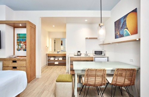 Florida Center Hotel | Universal's Endless Summer Resort - Dockside Inn and Suites