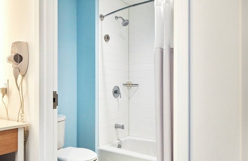 Florida Center Hotel | Universal's Endless Summer Resort - Dockside Inn and Suites