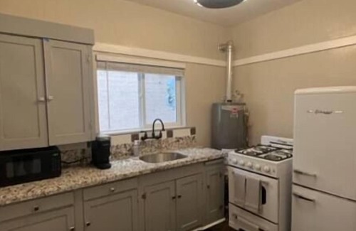 West University Apartment | University Blvd- Sleeps 12 & Free Parking