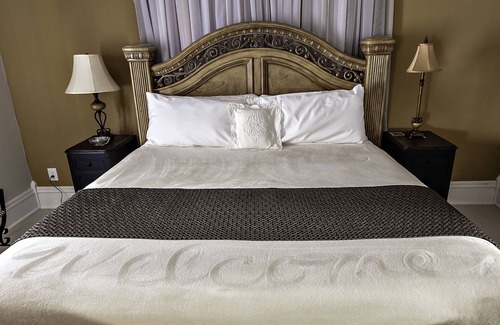 Berlin Center Other | Unwind and Relax at Vineyard with Hot Tub and Massage On Site!