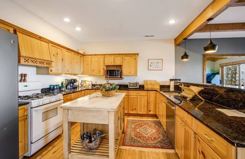 Wolf Laurel Cabin | Unwind Cabin – Hot Tub, Sauna, Views & Game Room