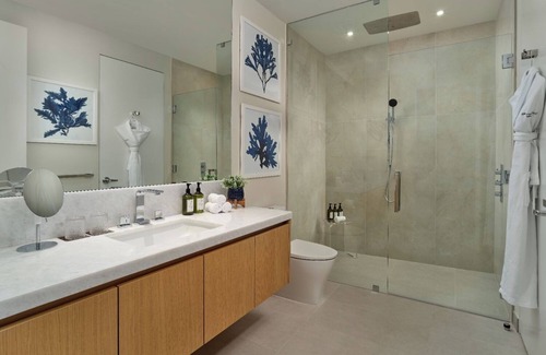 17th Street Causeway Hotel | Unwind in a Stylish Coastal Room Perfectly Located Near the Marina