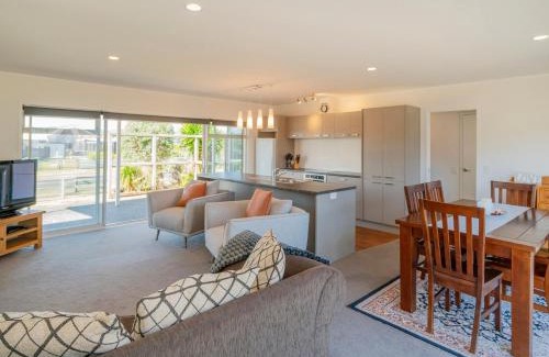 Matarangi House | Unwind on The Fairway - Matarangi Holiday Home