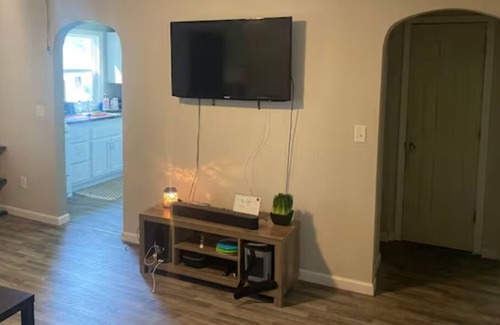 Westbrook House | Updated 2BR Home near The Lakes + pet friendly
