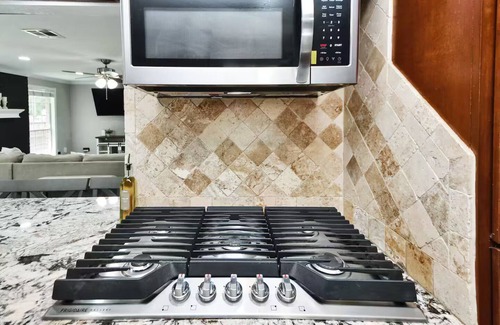 Conroe House | Updated 4-BR Family Retreat + Big Yard in Quiet Conroe Neighborhood