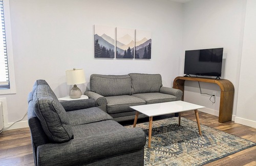 Pella Apartment | Updated apartment at Mid North Flats!