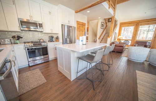 Keystone House | Updated Cabin with Pool & Hot Tub Access!