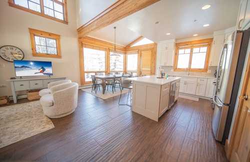 Keystone House | Updated Cabin with Pool & Hot Tub Access!