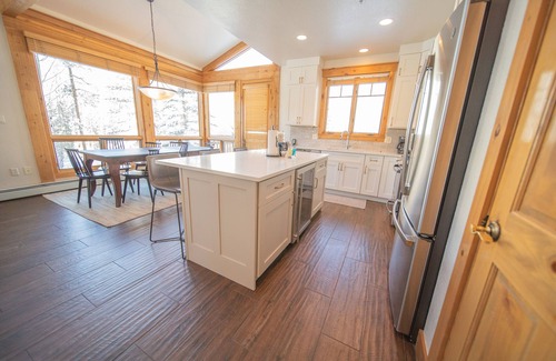 Keystone House | Updated Cabin with Pool & Hot Tub Access!