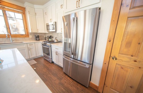 Keystone House | Updated Cabin with Pool & Hot Tub Access!