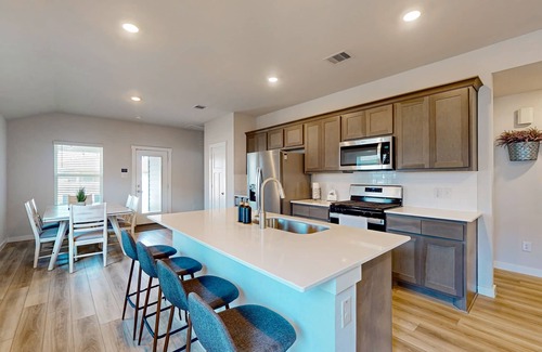 Wellborn House | Updated centrally located home: Explore all College Station has to offer