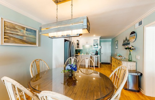 Isle of Palms Villa | Updated condo by the beach with balcony & pool - walk to IOP dining & shops