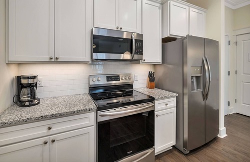King City Condo | Updated condo with pool & steps to village