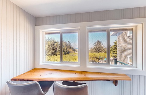 Port Orford House | Updated dog-friendly home with fantastic ocean views - walk to the beach