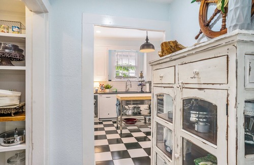 Galveston Cottage | Updated Historic Home Walk to Beach- Pet Friendly!n