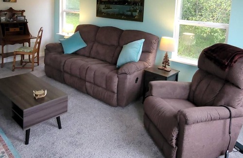 Shelton House | Updated Peaceful 2+BR Cottage w/ Salt Water Views