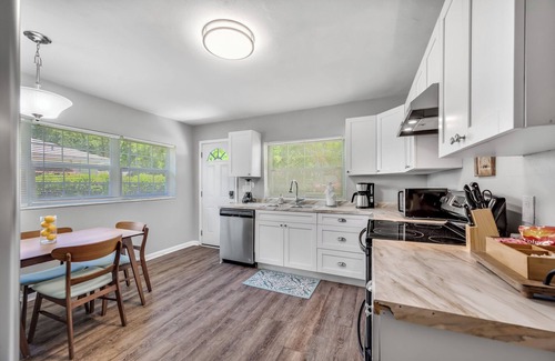 Riverside Heights House | Updated | Pet Friendly | Large Backyard | Riverside Heights Bungalow