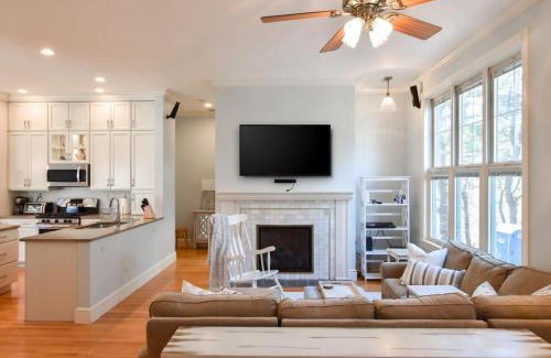 Wellfleet House | Updated Property on Lt Island