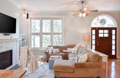 Wellfleet House | Updated Property on Lt Island