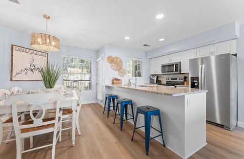 Kimberling City Condo | Upgraded Condo-Lake Access-Cmty Outdoor Pool, Mini Golf & More-Free Attraction Tickets