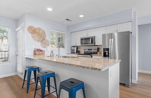 Kimberling City Condo | Upgraded Condo-Lake Access-Cmty Outdoor Pool, Mini Golf & More-Free Attraction Tickets
